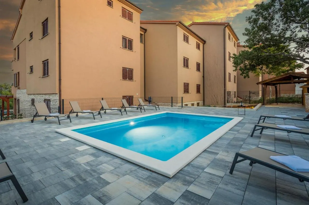 Apartments Cesare With Shared Pool Ližnjan 0*,