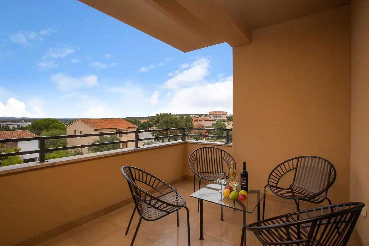 Apartments Cesare With Shared Pool Ližnjan