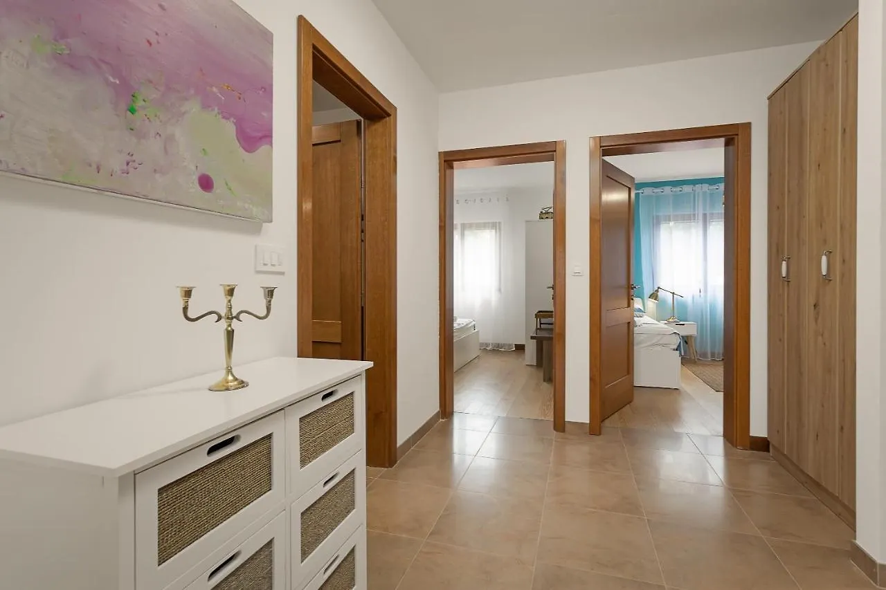 Apartments Cesare With Shared Pool Ližnjan