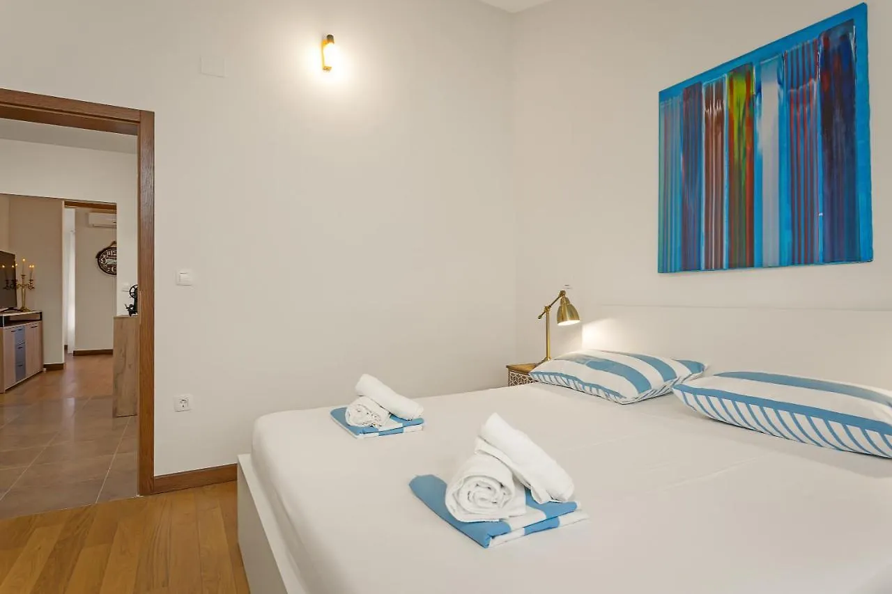 Apartments Cesare With Shared Pool Ližnjan Kroatien