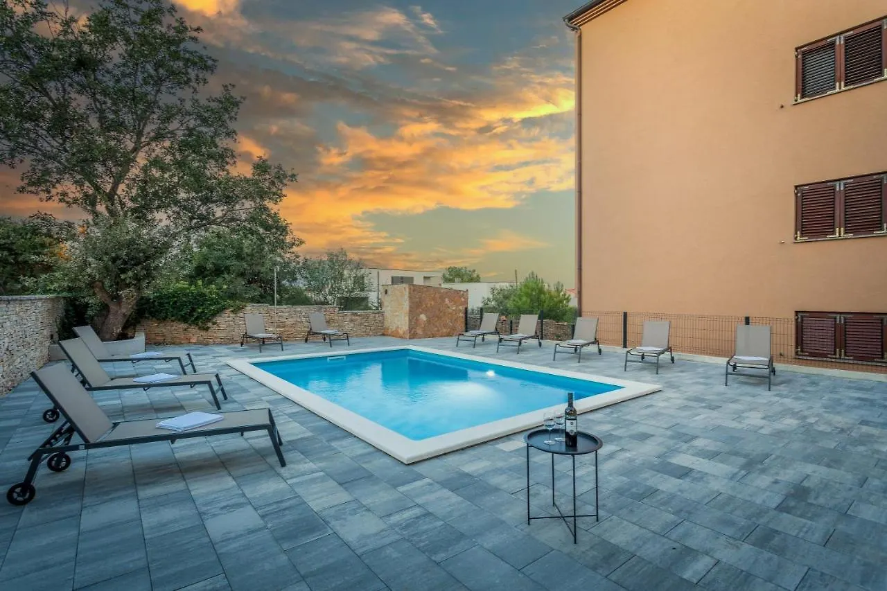 Apartments Cesare With Shared Pool Ližnjan