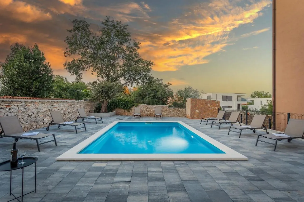 Apartments Cesare With Shared Pool Ližnjan