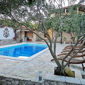 Magas With Private Pool Apartment Vinjerac
